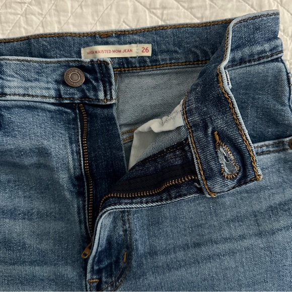 Levi’s High Waisted Mom Jeans Women’s Size 26 - Picture 6 of 13